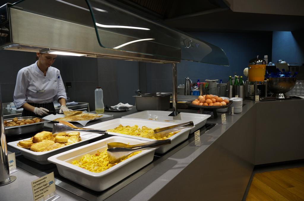 Alexander Beach Hotel & Spa Alexandrupoli Exteriér fotografie A chef working in a commercial kitchen