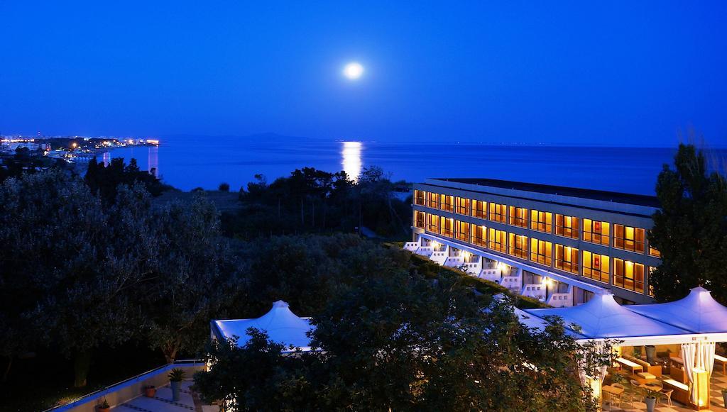 Alexander Beach Hotel & Spa Alexandrupoli Exteriér fotografie The hotel at night