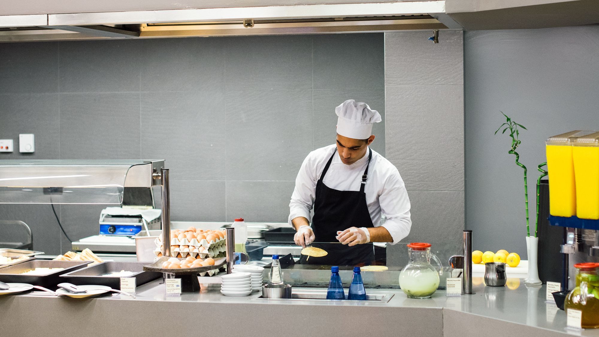 Alexander Beach Hotel & Spa Alexandrupoli Exteriér fotografie A chef preparing food