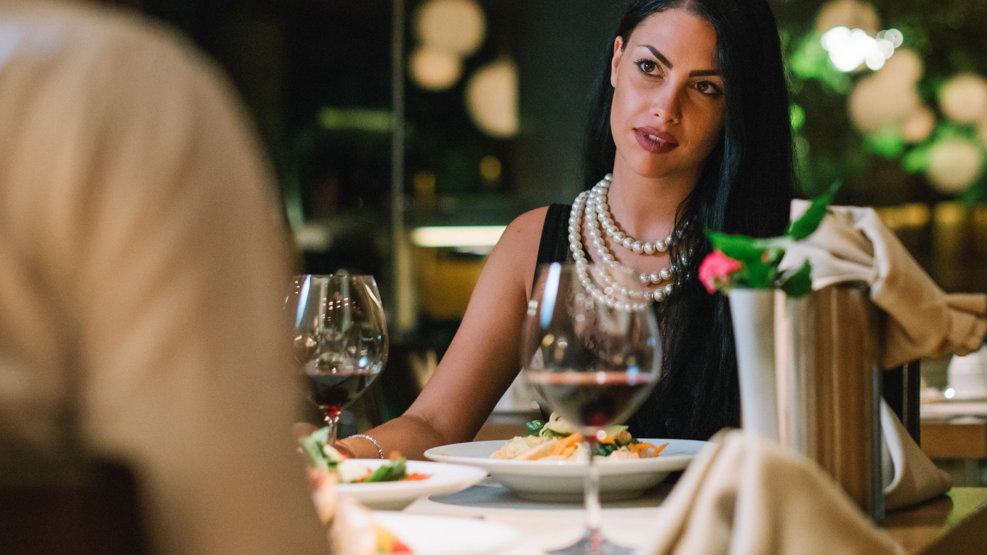 Alexander Beach Hotel & Spa Alexandrupoli Exteriér fotografie A woman dining in a restaurant