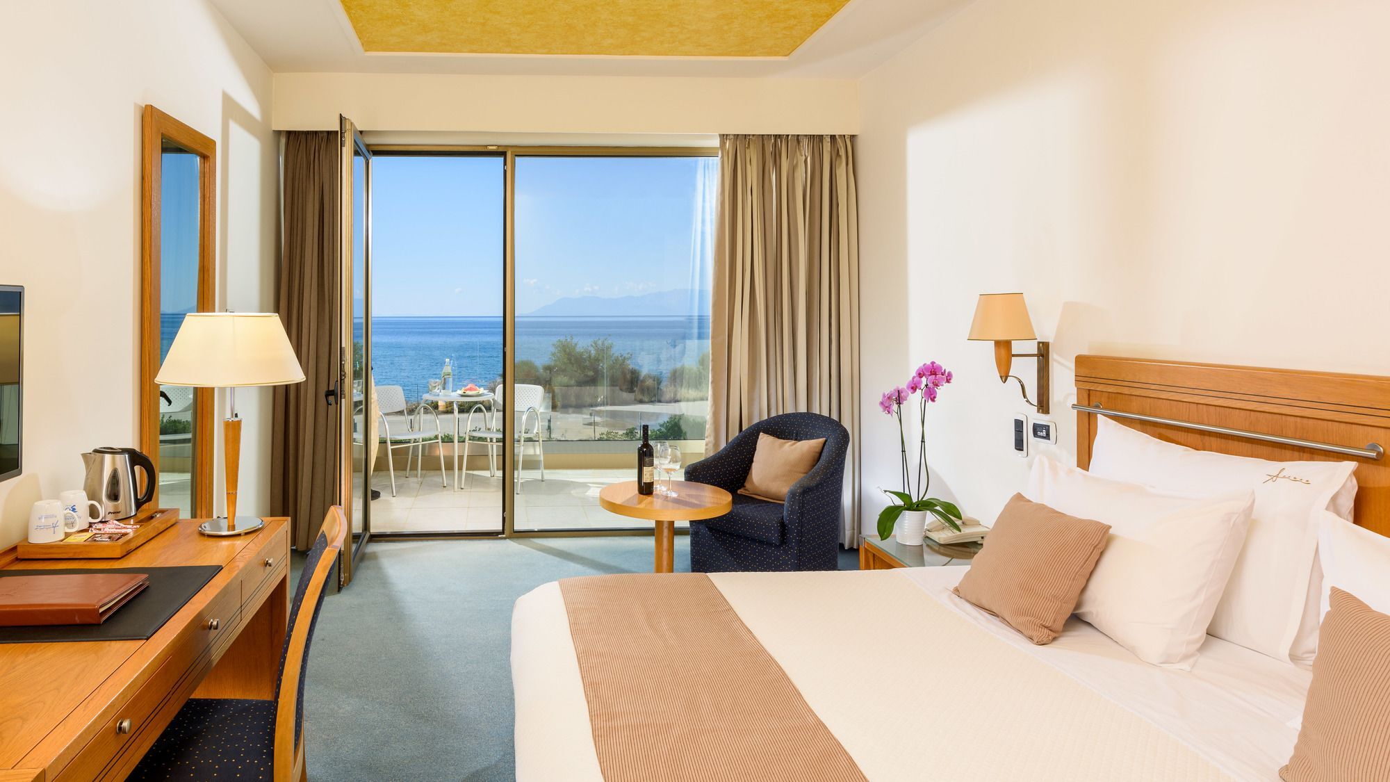 Alexander Beach Hotel & Spa Alexandrupoli Exteriér fotografie A room at the Grand Resort