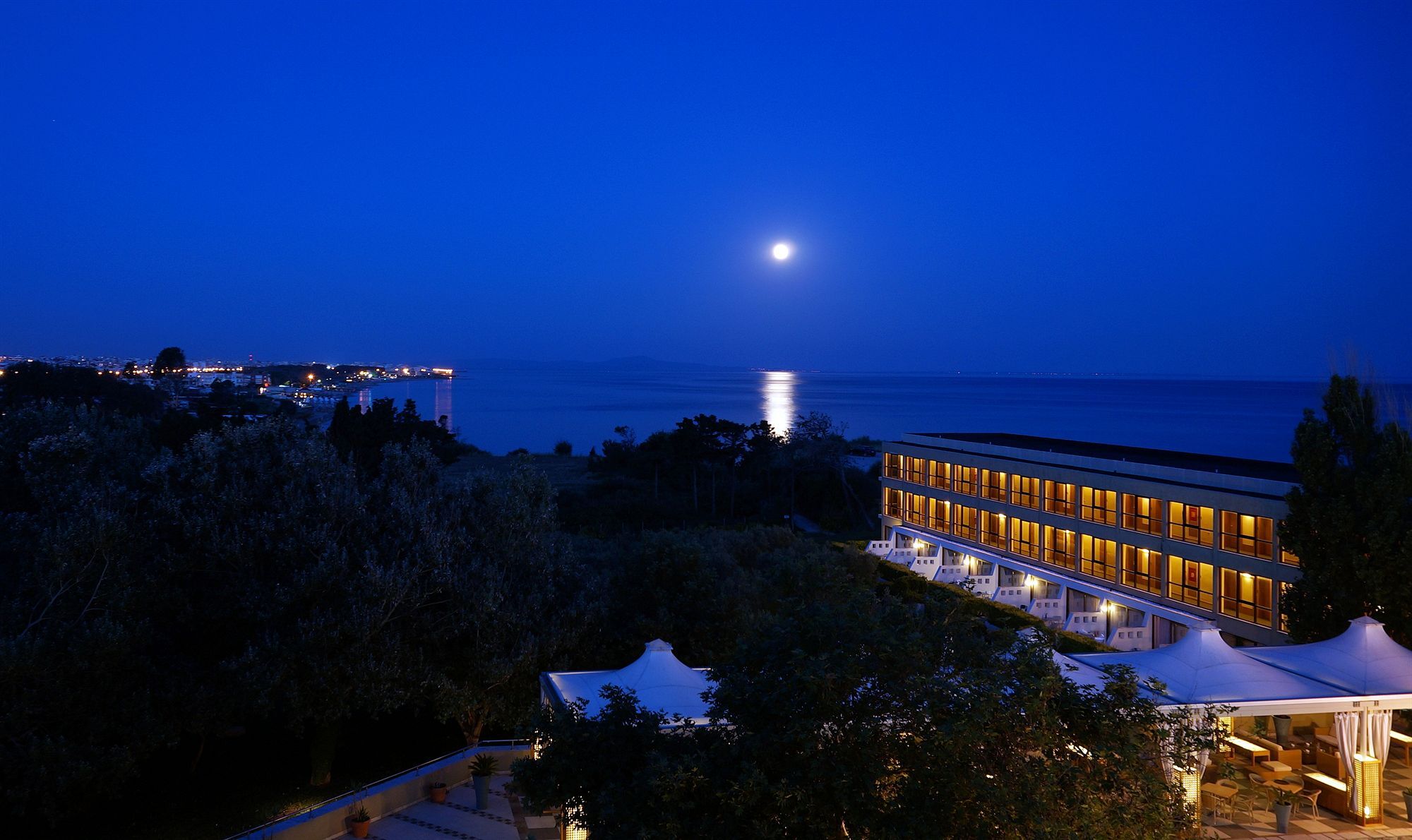 Alexander Beach Hotel & Spa Alexandrupoli Exteriér fotografie Night view of the hotel