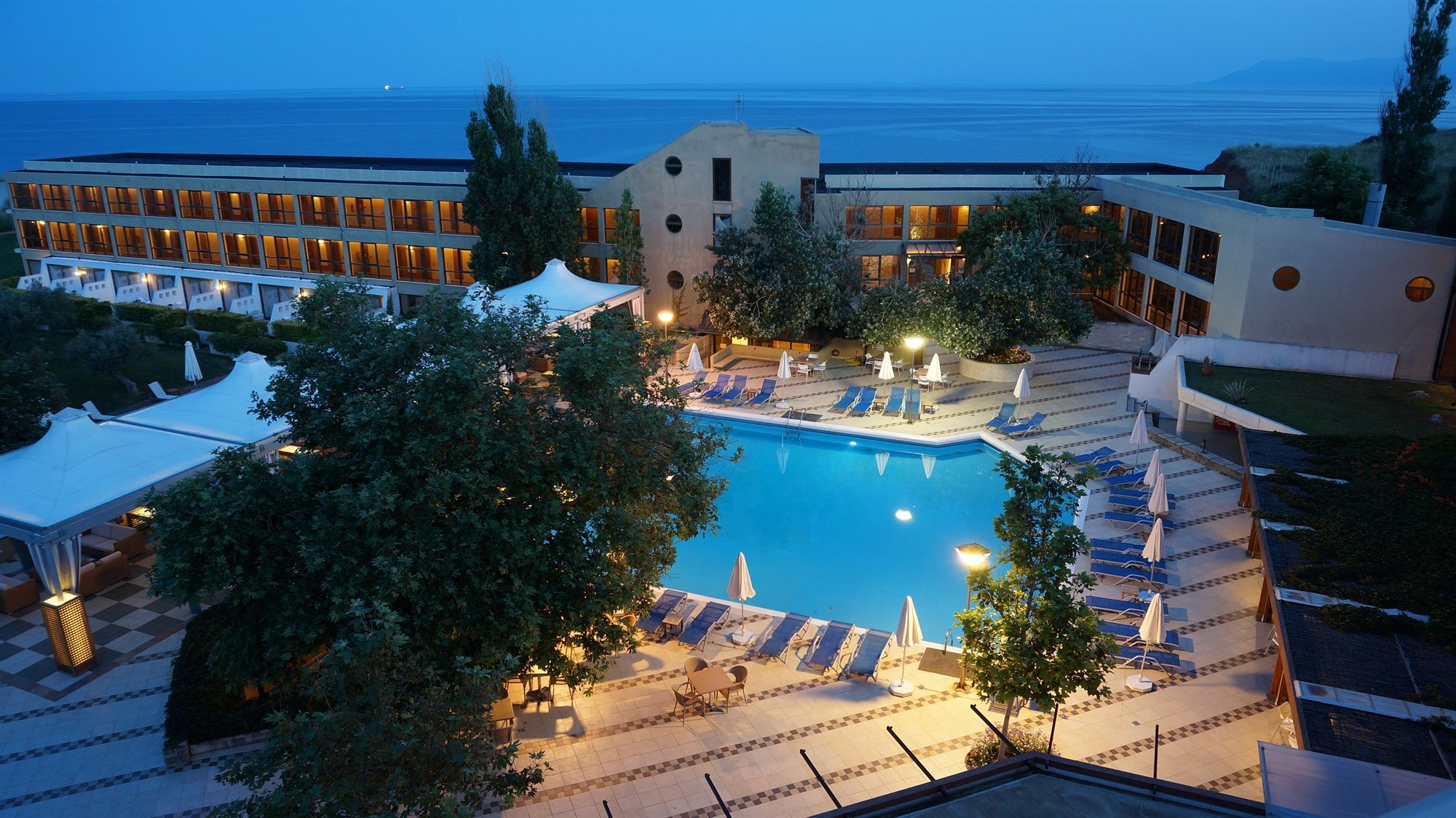 Alexander Beach Hotel & Spa Alexandrupoli Exteriér fotografie The hotel at night